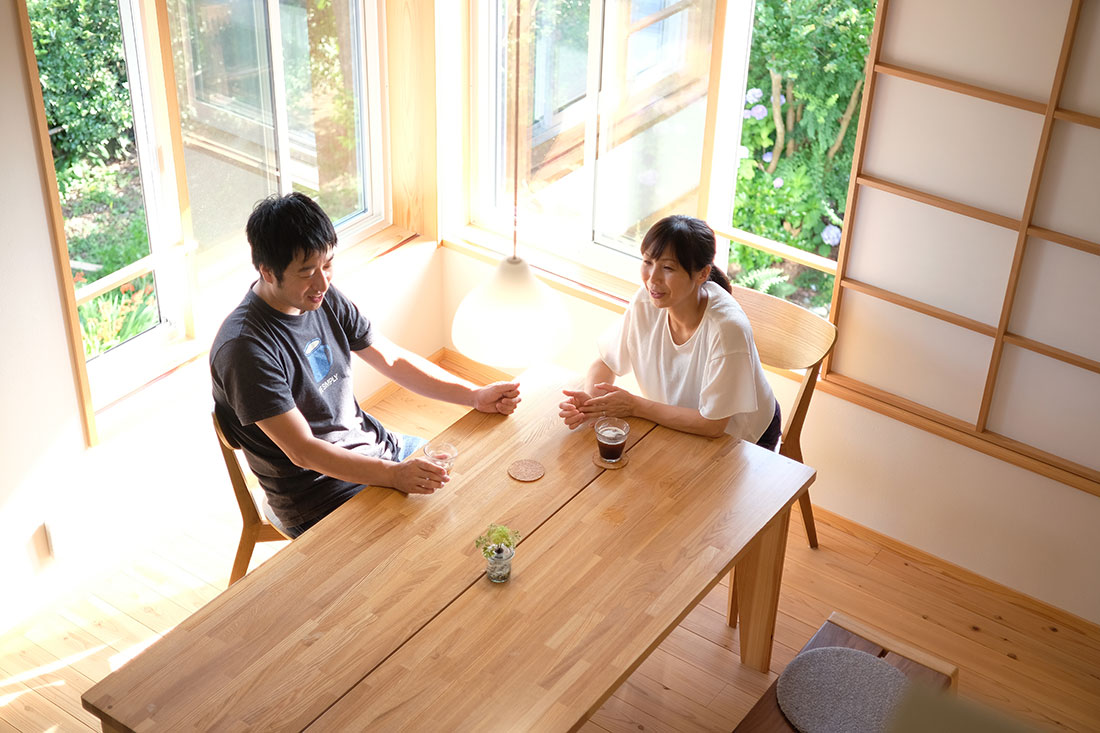 ダイニングで飲み物を飲むふたり